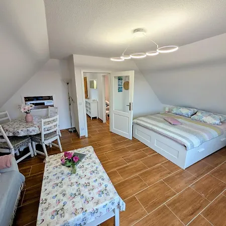 Gemuetliche 2-zimmer-ferienwohnung Mit Garten شقة *